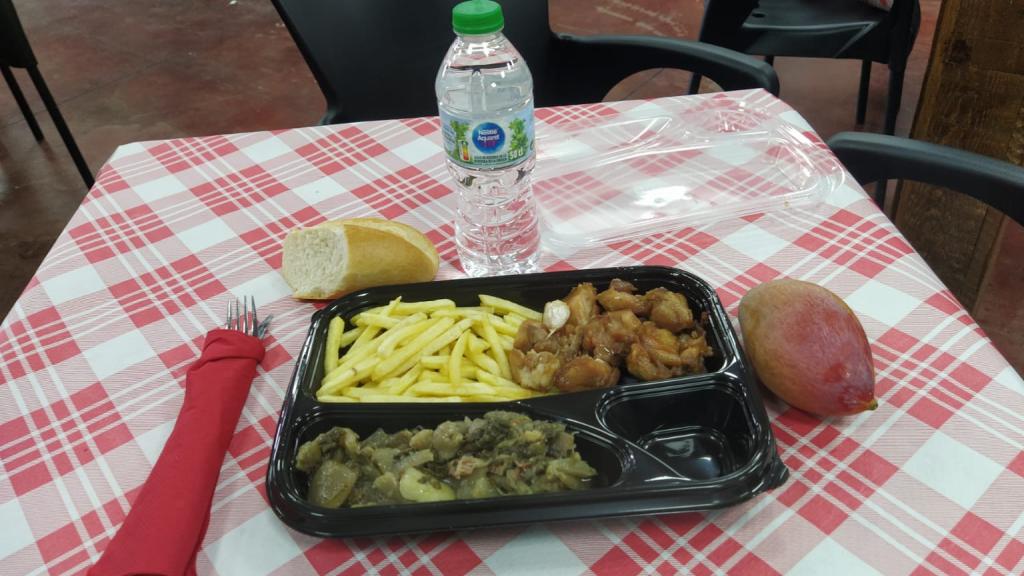 El menú del día de 3,50 euros, vendido en El Bocata, en Parla.