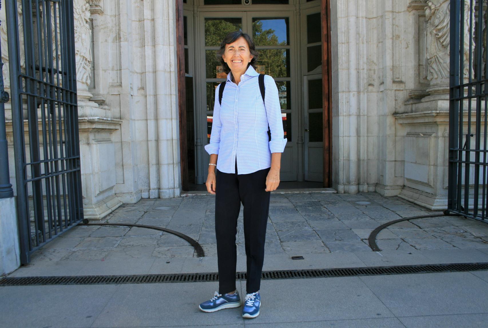 Rosa Aguilar, a la entrada del Palacio de San Telmo en Sevilla, sede del Gobierno andaluz, en el que fue consejera.