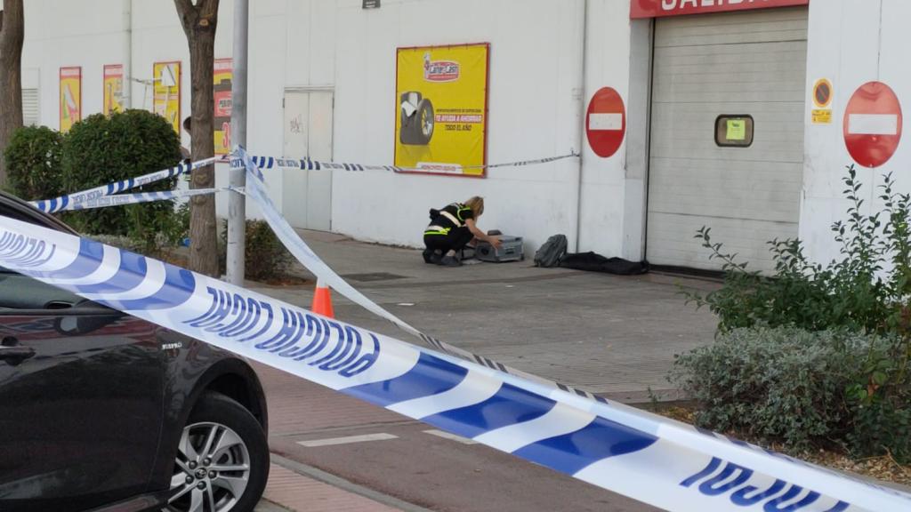 Una agente de la policía científica recoge pruebas en el lugar del tiroteo de Fuenlabrada.