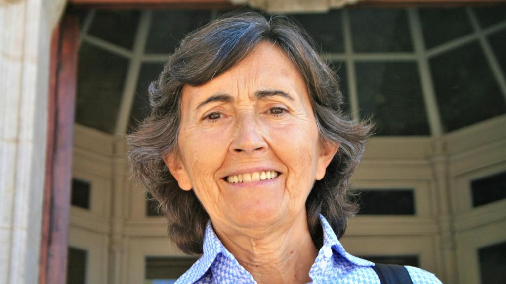 La exministra Rosa Aguilar posa ante la sede del gobierno andaluz, al final de la entrevista con EL ESPAÑOL | Porfolio en Sevilla.