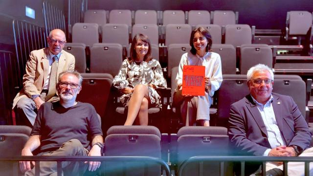 Roberto García, abajo izquierda, en la presentación de la Muestra de Teatro en 2022.