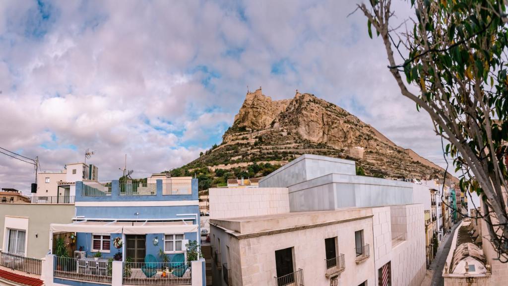 Imagen de archivo de la ciudad de Alicante de fondo.