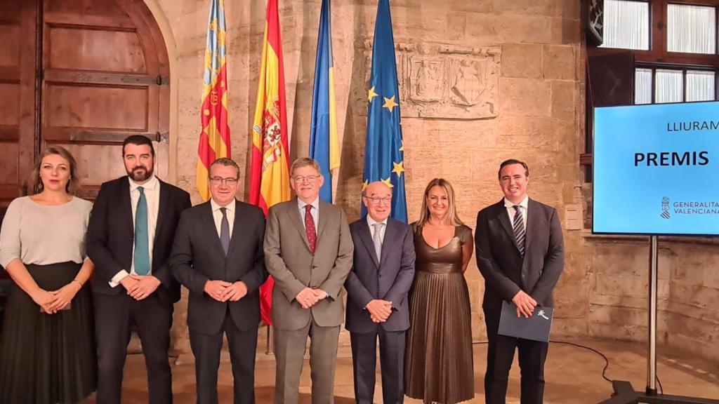 Toni Mayor, junto con varios representantes turísticos, Ximo Puig y el alcalde de Benidorm, este lunes.