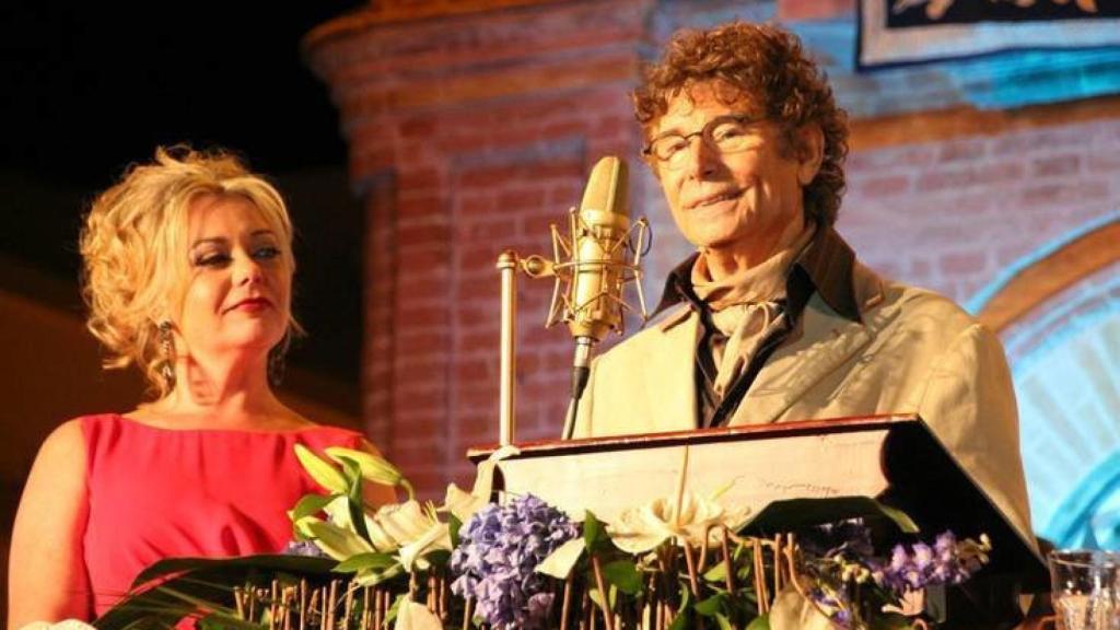 El periodista Jesús Quintero junto a la alcaldesa de San Juan cuando dio el pregón de sus fiestas en 2016.