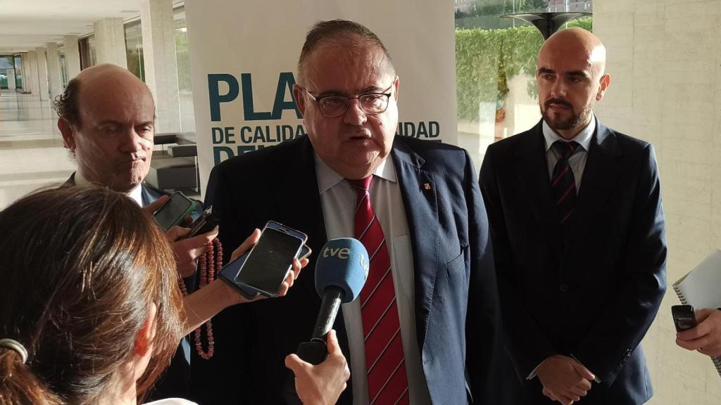 El consejero de Sanidad, Alejandro Vázquez, atiende a los medios antes de la presentación del Plan de Calidad y Seguridad del Paciente,