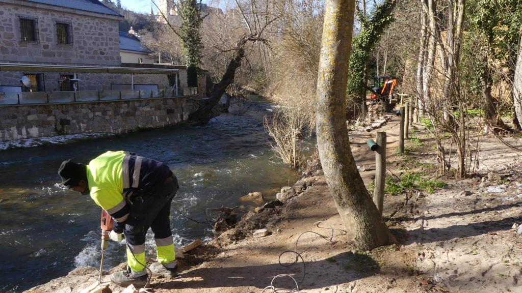 Reparación de un muro río Eresma frente a la Real Casa de Moneda de Segovia en 2021