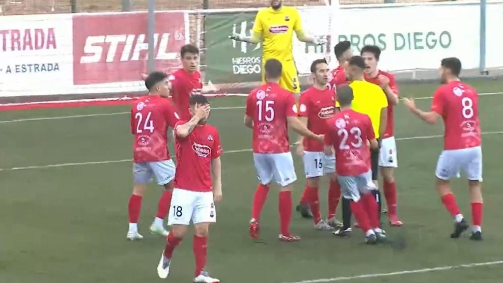 Los jugadores del Estradense protestan el polémico penalti