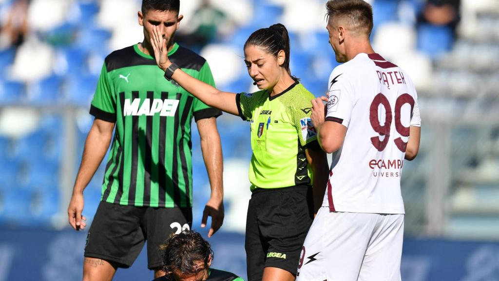 Ferrieri Caputi discutiendo con los jugadores una decisión.