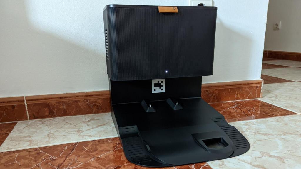 La base de carga y vaciado del Roomba j7+