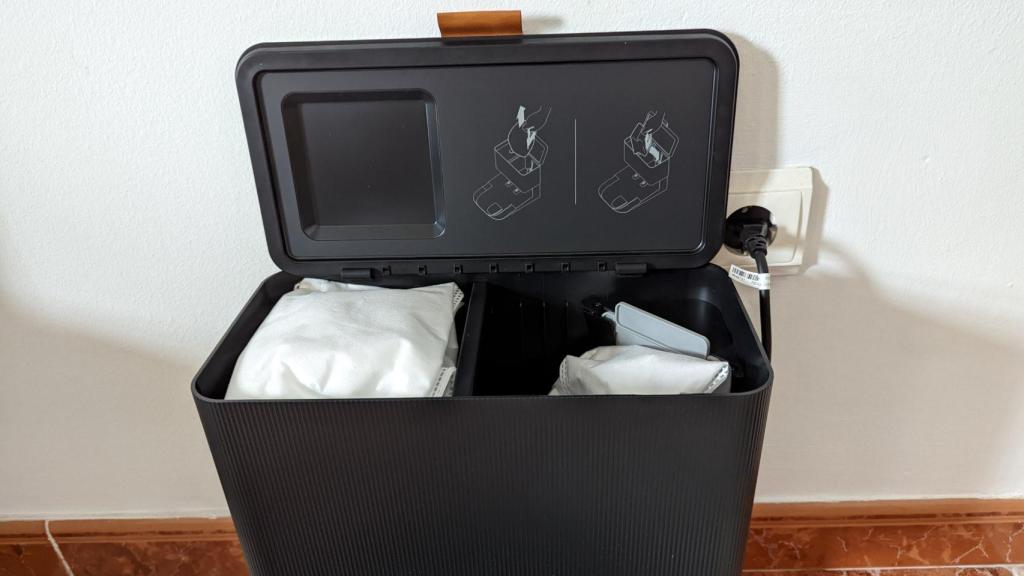 La base de vaciado automático del Roomba j7+ llena las bolsas de polvo