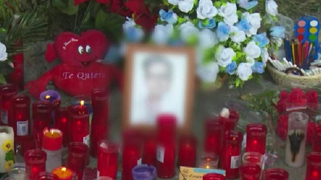 Los vecinos de Corral de Almaguer (Toledo) y amigos de la víctima han puesto velas en el lugar donde falleció la joven.  Imagen de Espejo Público.