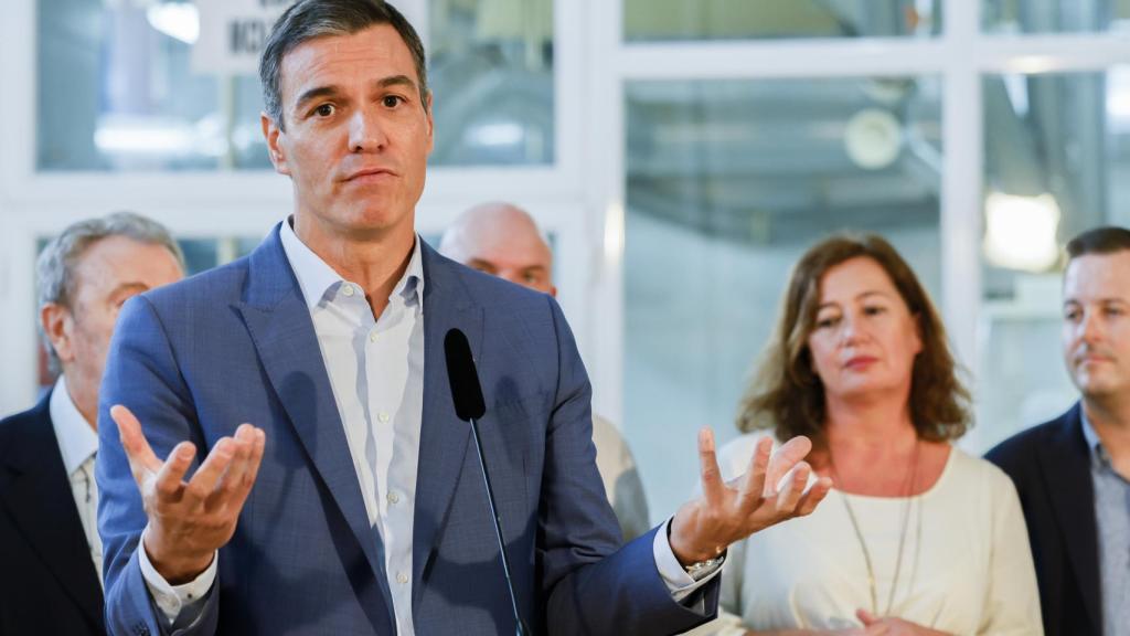 Pedro Sánchez da un discurso ante la presidenta balear, Francina Armengol, en su visita a la empresa Carob, en Mallorca.