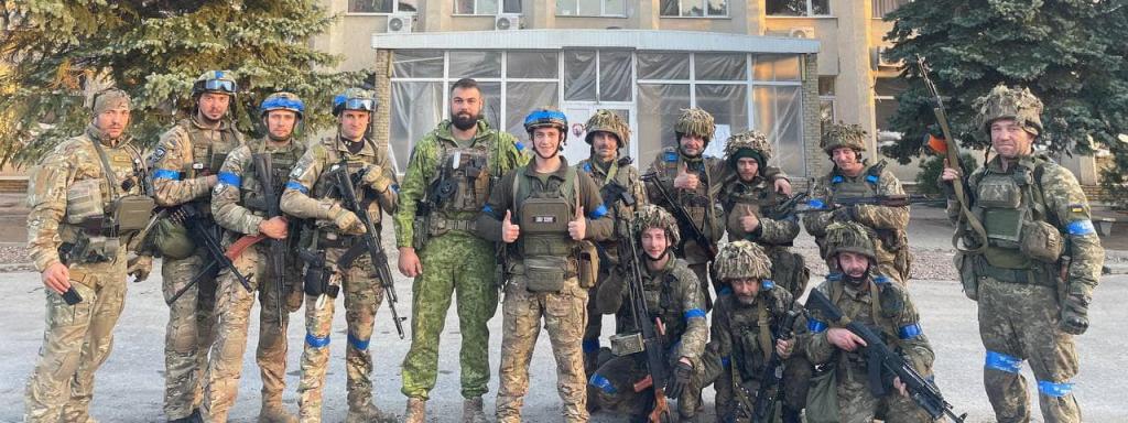 Tropas ucranianas posan en Limán tras su reconquista.