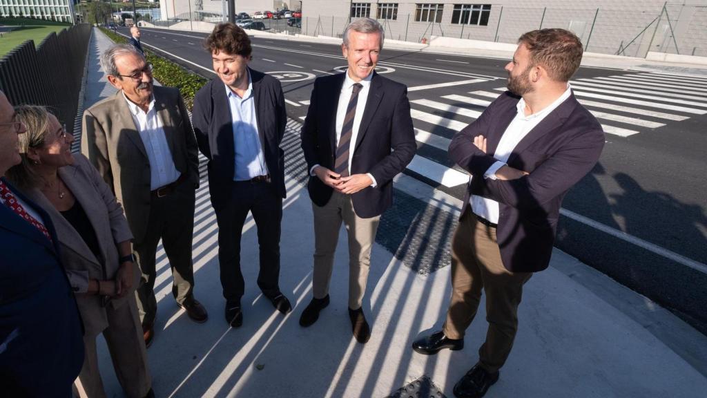 El presidente de la Xunta, Alfonso Rueda, acompañado de la conselleira de Infraestructuras e Movilidad, Ethel Vázquez.