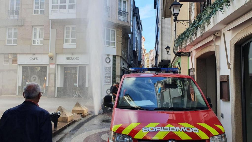 Chorro de agua esta mañana en la calle Galera