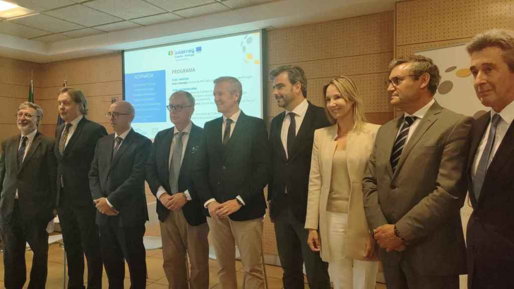 El presidente de la Xunta, Alfonso Rueda, entre otras autoridades, en la clausura de la jornada ‘Desafíos actuales en infraestructuras transfronterizas y desarrollo económico de la eurorregión Galicia-Norte de Portugal’.