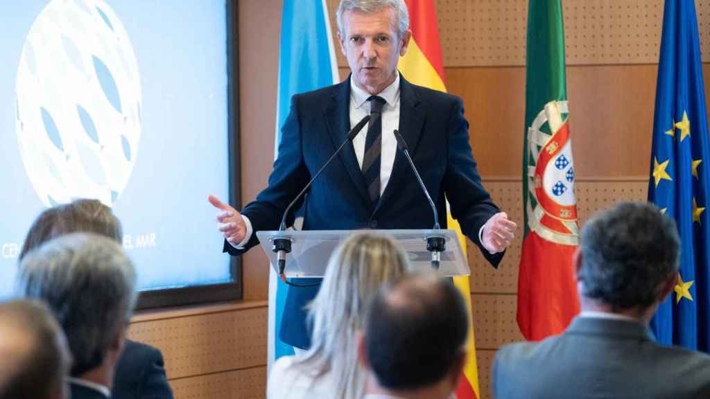 El presidente de la Xunta, Alfonso Rueda, en la clausura de la jornada ‘Desafíos actuales en infraestructuras transfronterizas y desarrollo económico de la eurorregión Galicia-Norte de Portugal’, celebrada en la sede de la AECT en Vigo.