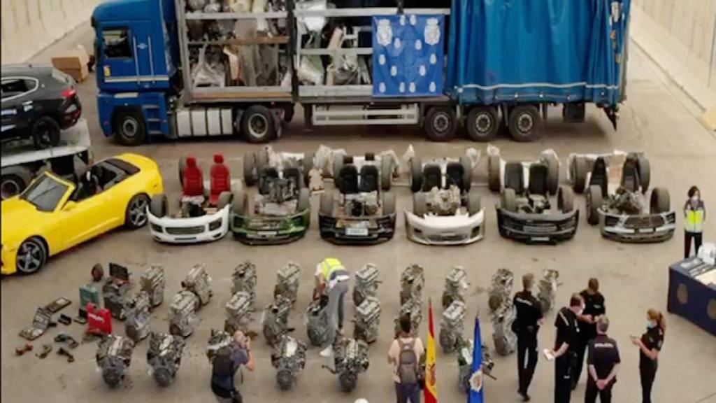 Una imagen con las piezas de los coches.