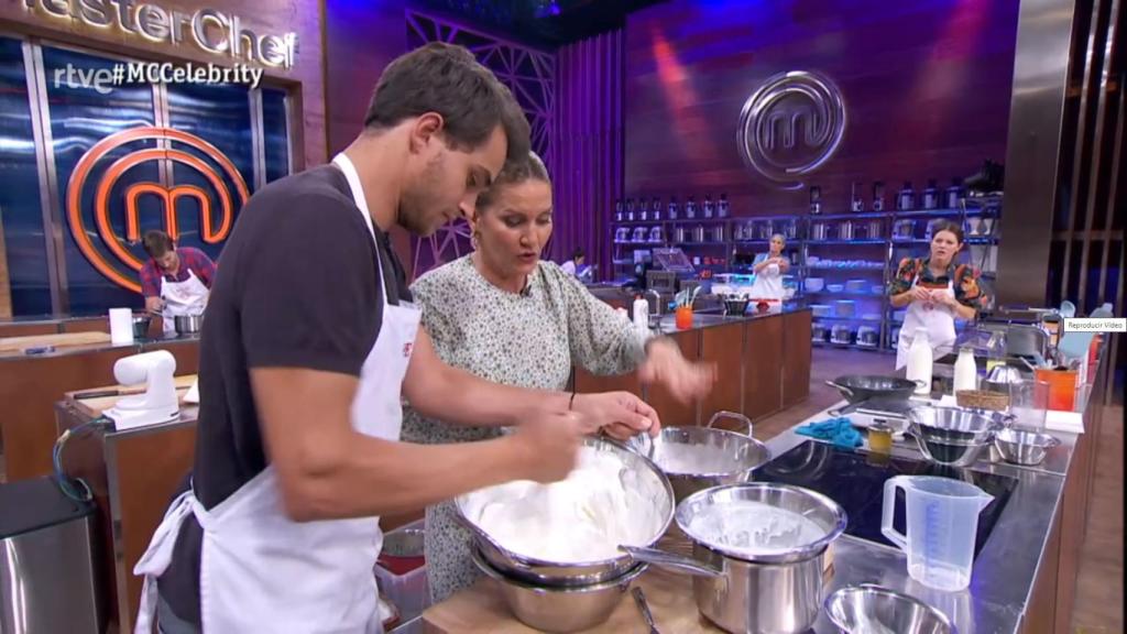 Samantha Vallejo-Nágera, cocinando en 'MasterChef Celebrity' junto a Pepe Barroso