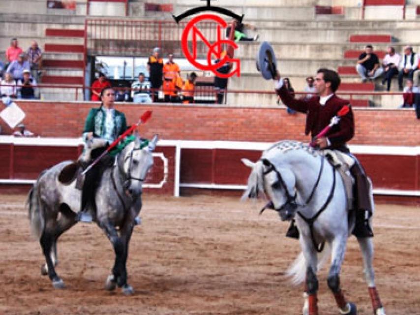Ambos jinetes preparados para su actuación
