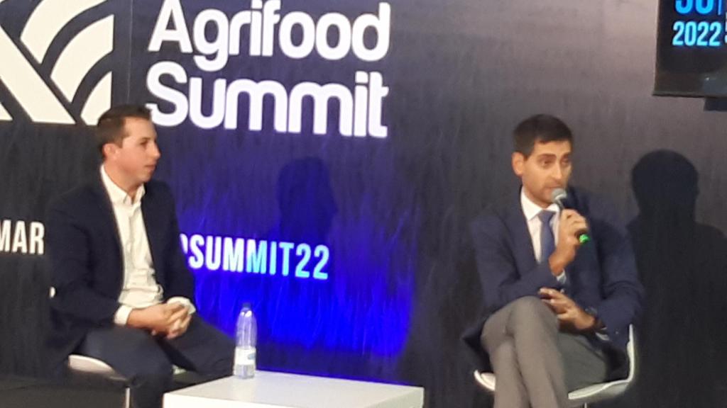Alejandro Correa (Drone Hopper) y Samuel López (Plantae) durante la mesa de reflexión en Smart Agrifood Summit 2022.