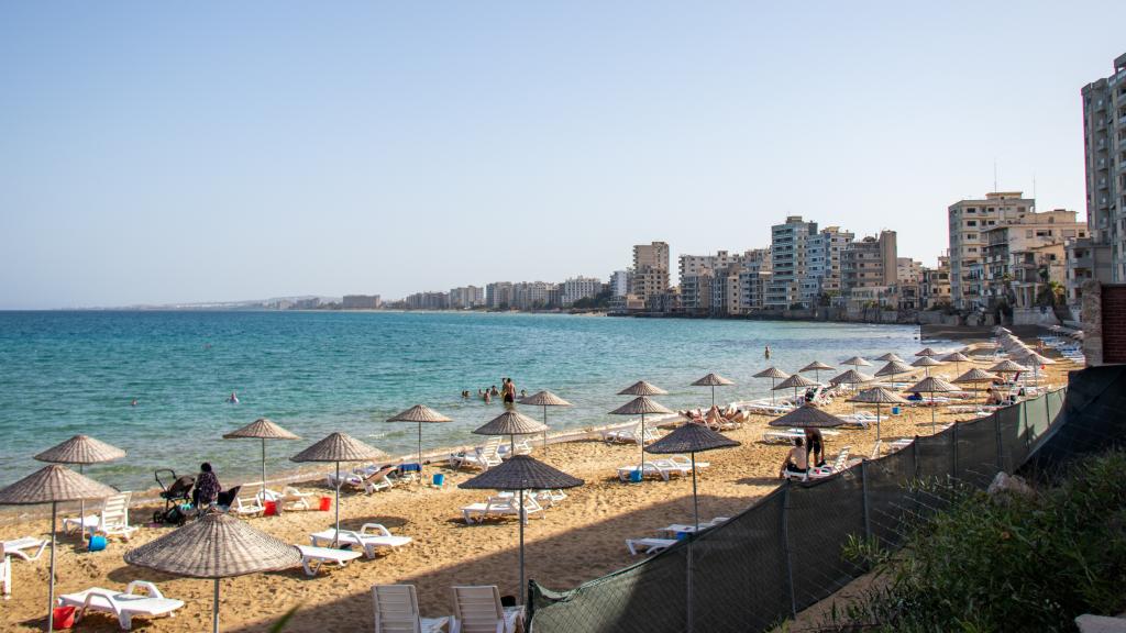 Veraneantes toman el sol entre los escombros de la ciudad fantasma de Varosha, cerca de Famagusta, un lugar cercado al que es imposible acceder