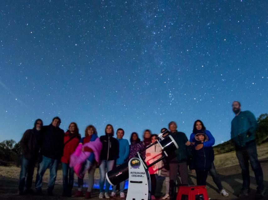 Varios segovianos contemplan el cielo lleno de estrellas