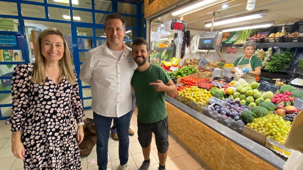 La concejala Lidia López, el cocinero Kiko Moya y el presidente de los Mercados de Alicante, Paco Alemañ