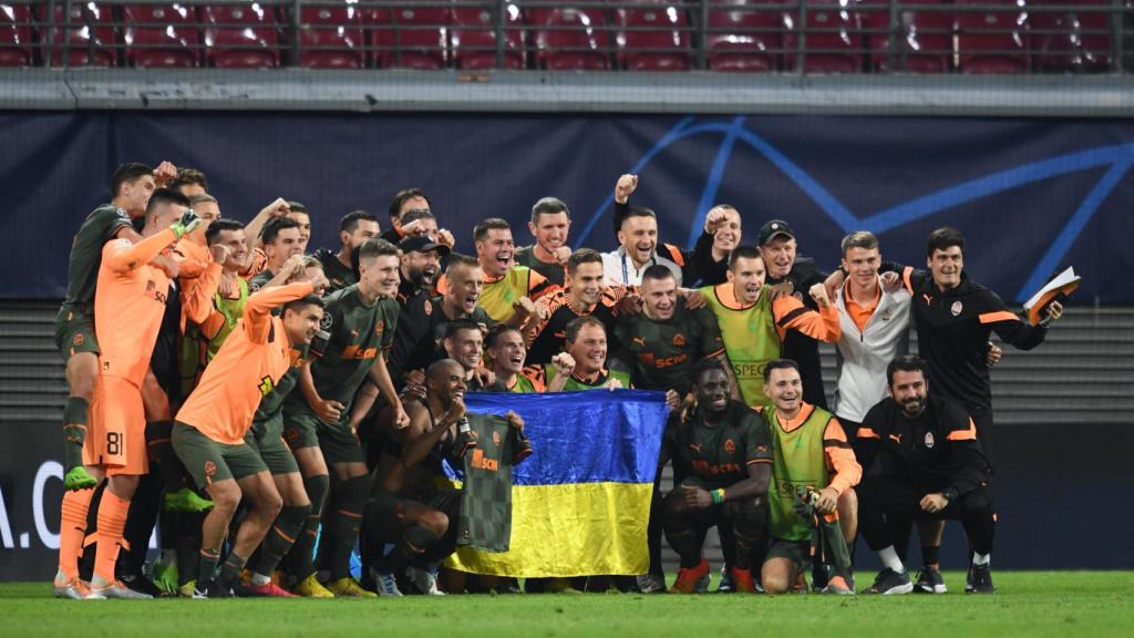 La plantilla del Shakhtar, con la bandera de Ucrania tras su victoria en Champions League