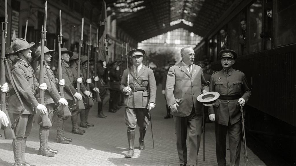 Recibimiento al general Miguel Primo de Rivera en la estación del Norte.