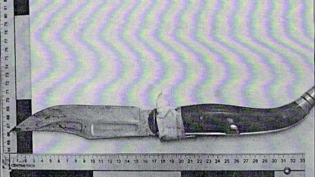 Imagen de la navaja que el menor de edad empleó para apuñalar dos veces por la espalda a su compañero de clase, este lunes. en el instituto Alfonso Escámez de Águilas.