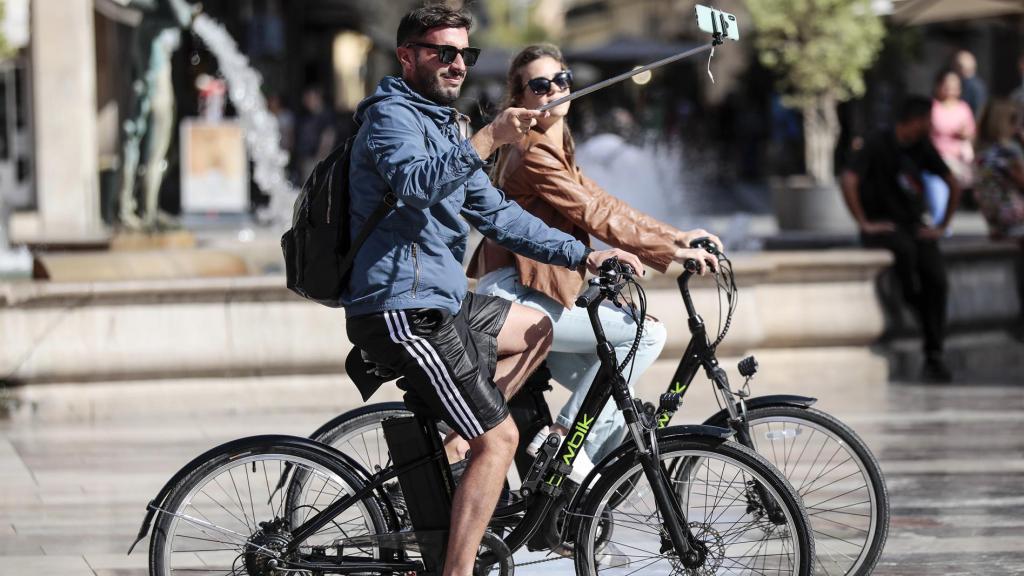 Un grupo de turistas en la ciudad de Valencia, hace una semana.