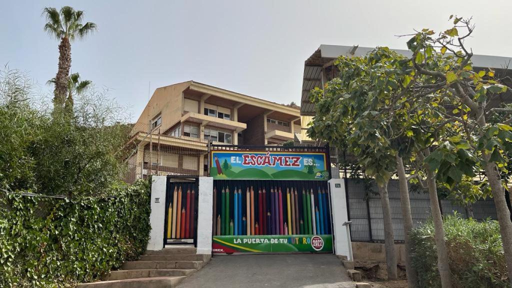 El instituto Alfonso Escámez está situado en el Barrio de Colón en Águilas.