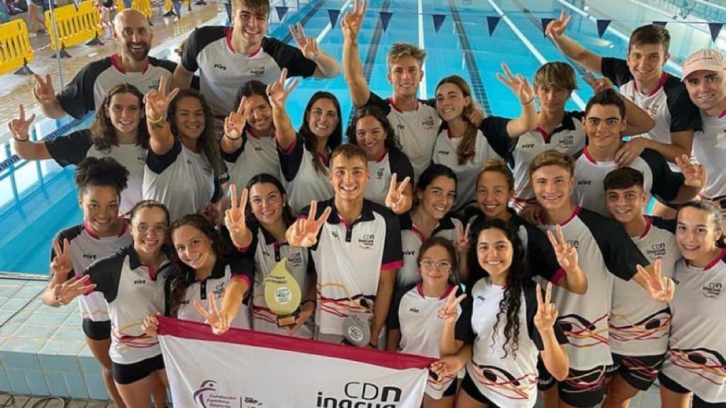Una imagen de parte del equipo con sus entrenadores cedida por las familias.