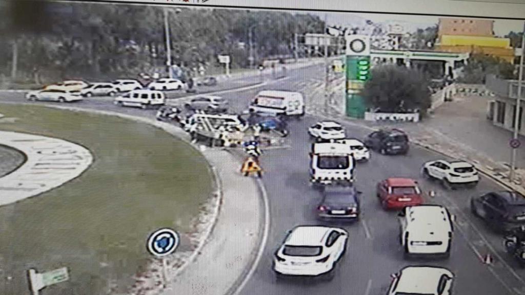 La obra sin autorización ocupando un carril de la rotonda, este martes.