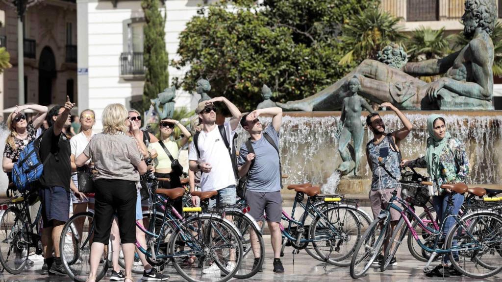 Un grupo de turistas en el centro de Valencia el pasado martes.