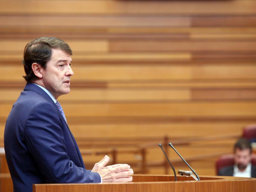 El presidente de la Junta, Alfonso Fernández Mañueco, durante su comparecencia en las Cortes.