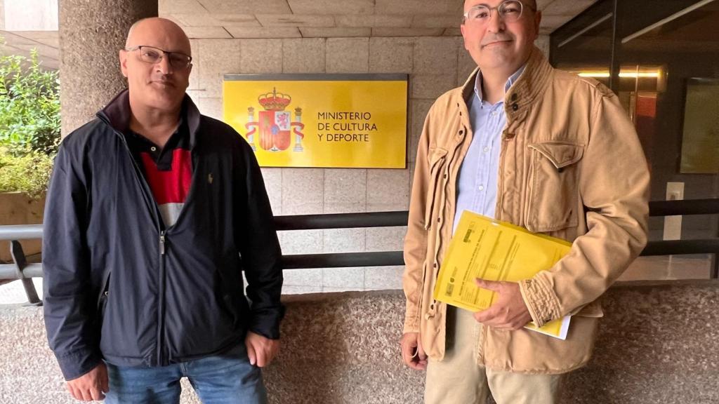 El presidente de la fraternidad, Juan Carlos Pérez junto al historiador  Juan Manuel Rodríguez Montañés