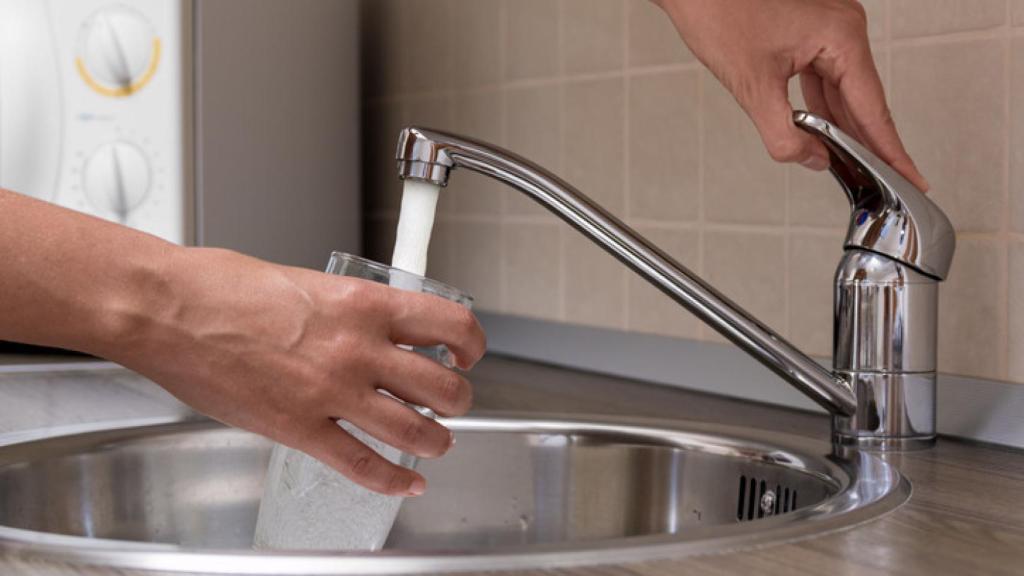 Cómo descongelar correctamente los alimentos en el microondas: el truco del vaso de agua.