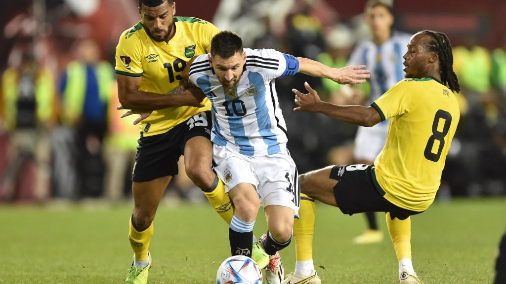 Leo Messi se zafa de dos defensores de Jamaica