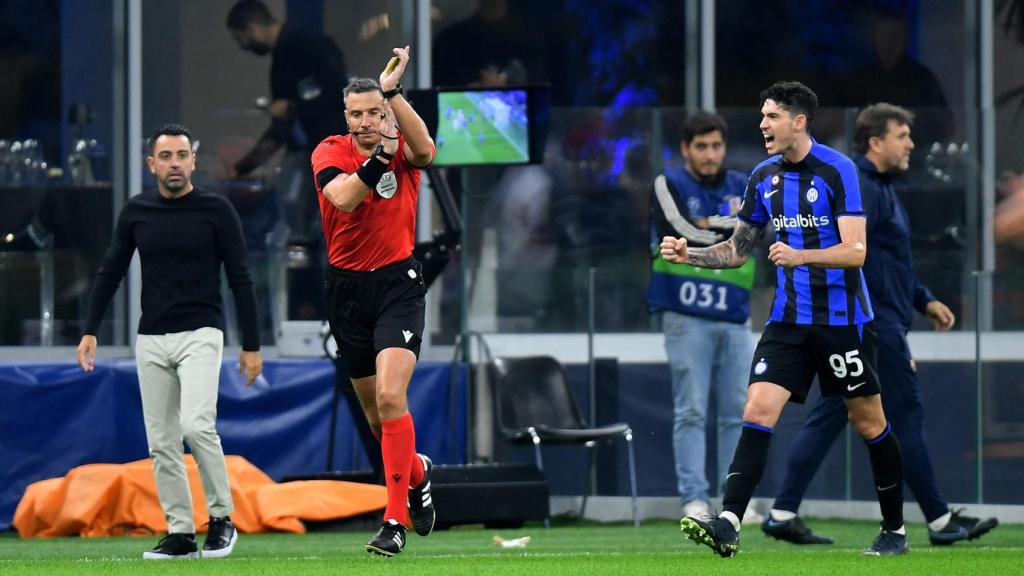 Slavko Vincic anula el gol de Pedri por mano y amonesta a Xavi Hernández