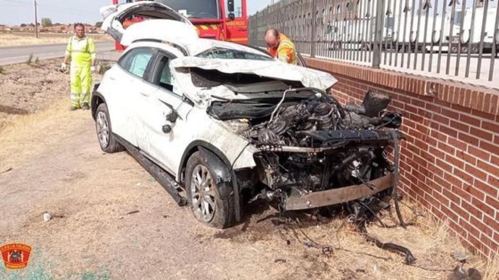 El único vehículo implicado en el accidente quedó seriamente dañado.