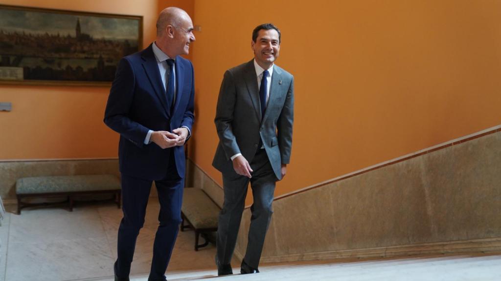 El alcalde de Sevilla, Antonio Muñoz, junto al presidente de la Junta de Andalucía, Juanma Moreno.