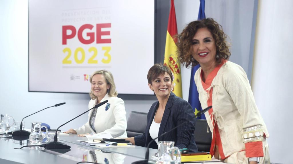 La vicepresidenta primera y ministra de Asuntos Económicos y Transformación Digital, Nadia Calviño; la ministra de Política Territorial y portavoz del Gobierno, Isabel Rodríguez, y la ministra de Hacienda y Función Pública, María Jesús Montero.