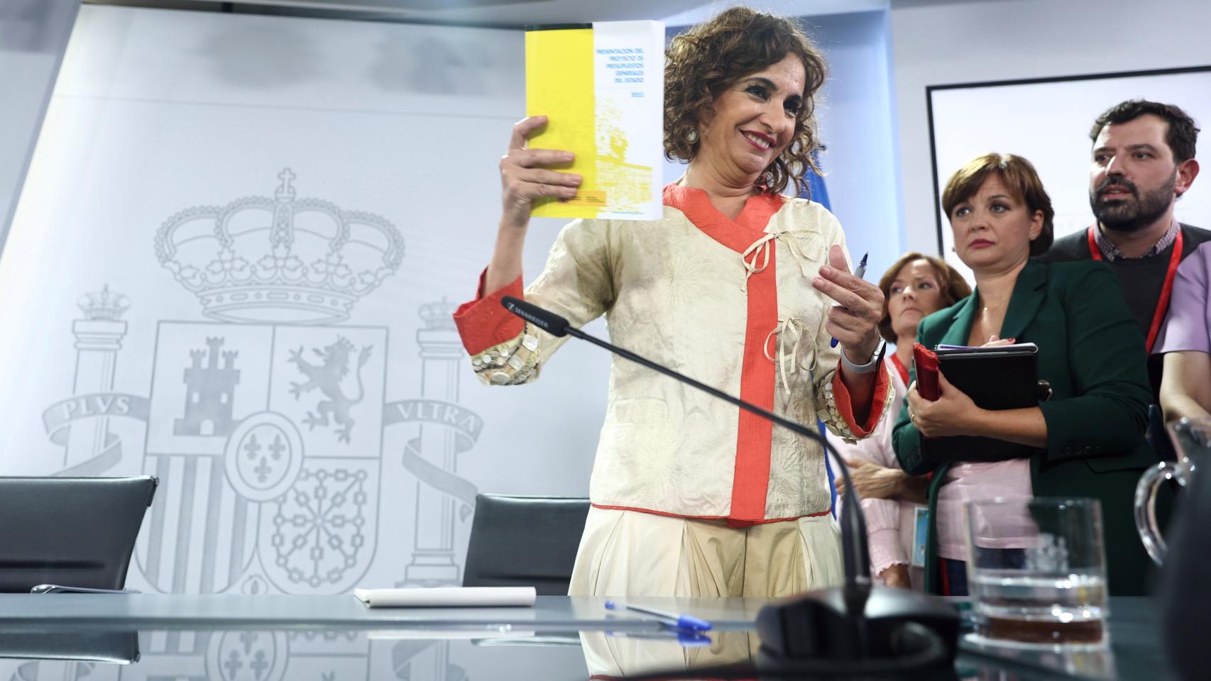 María Jesús Montero, ministra de Hacienda, con el nuevo 'Libro Amarillo' de los Presupuestos.