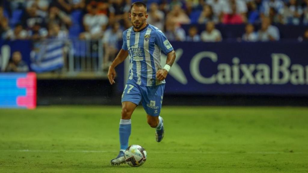 Víctor Olmo durante un partido con el Málaga CF esta temporada