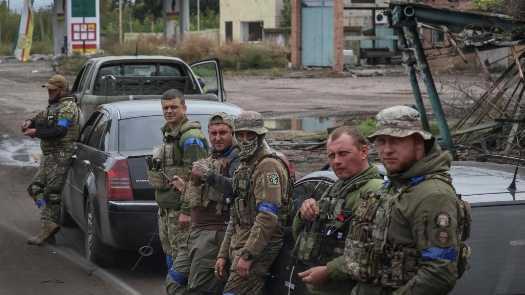 Un destacamento ucraniano descansa en la carretera en su ruta al frente de Járkov.