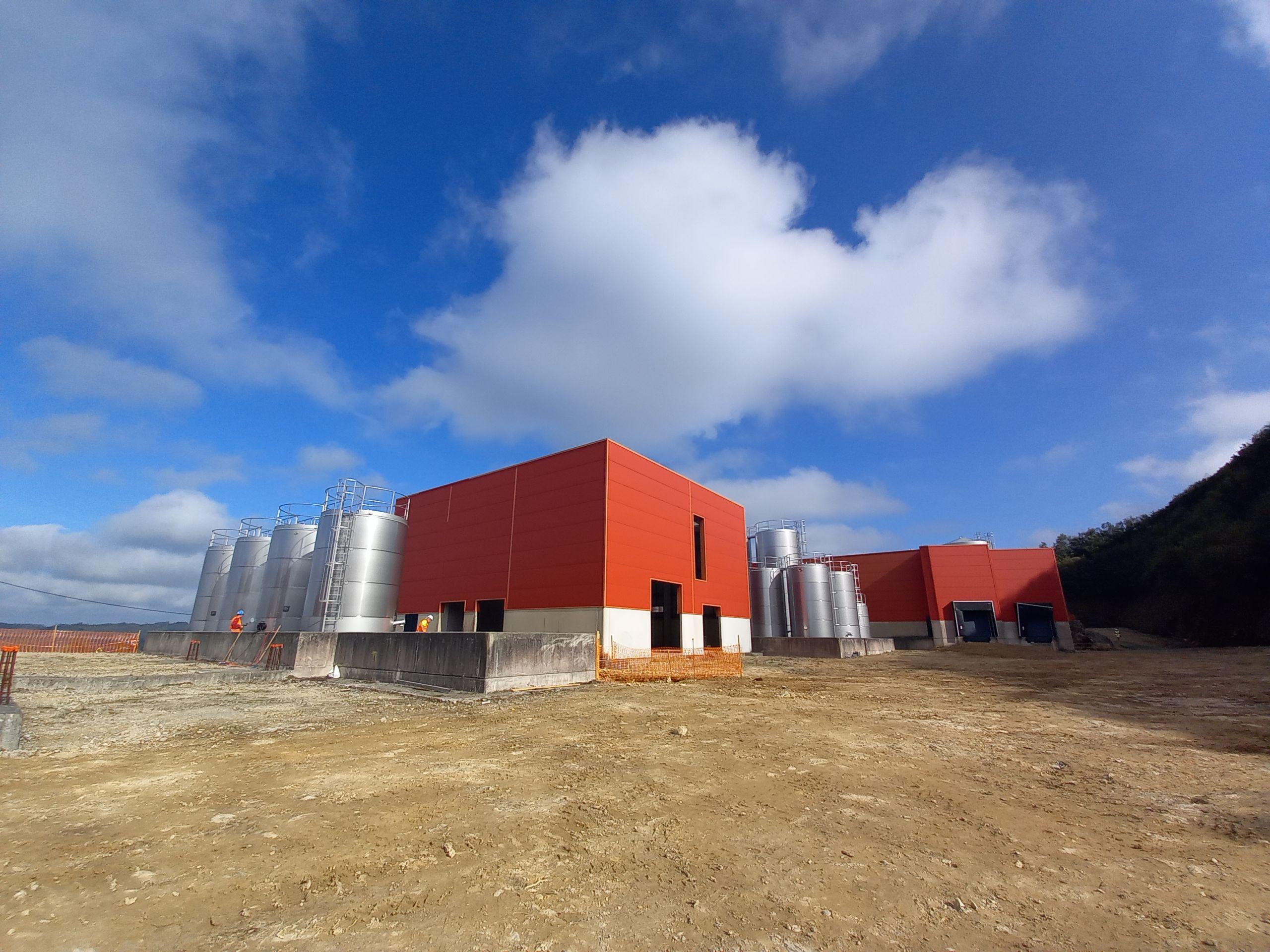 Parte de las instalaciones de la planta en construcción