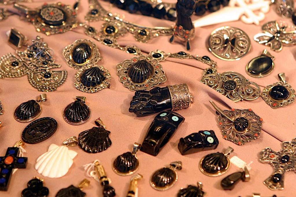 Piezas de azabaches compostelanos. Foto: Turismo de Santiago