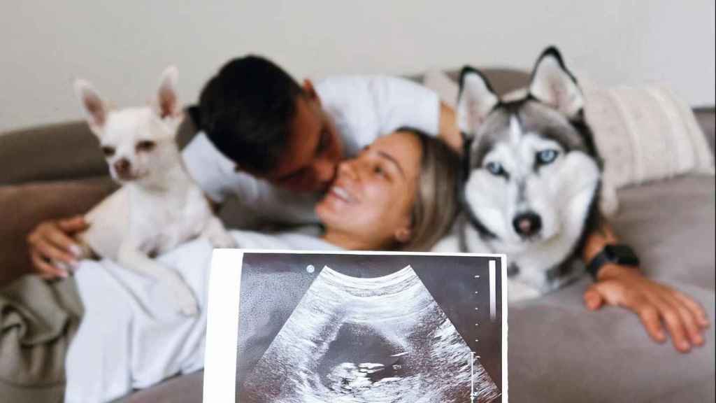 Fran Beltrán y su esposa Estefanía Molina muestran la ecografía.